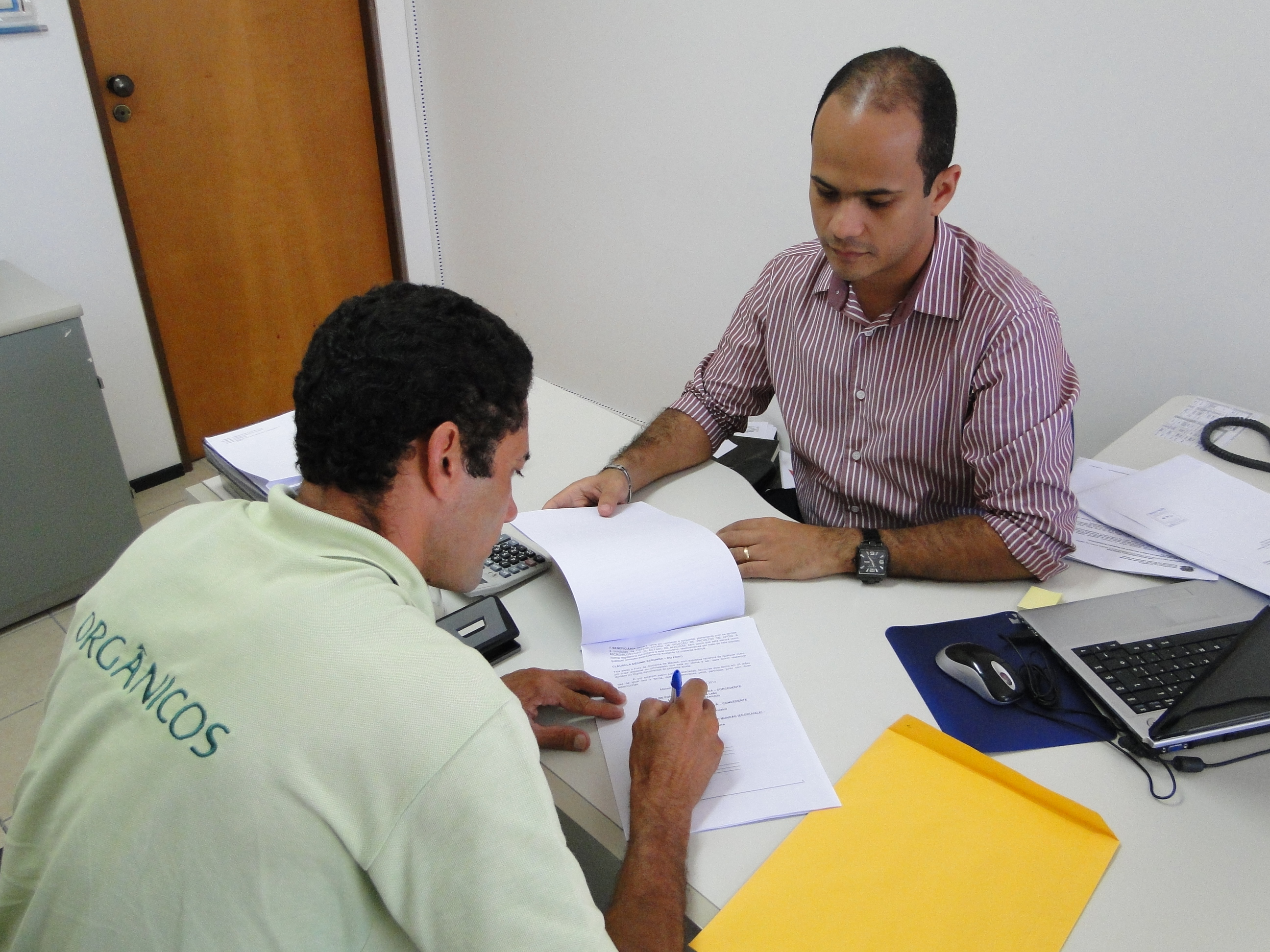 Desenvolve assina contratos para apoio a microindústrias