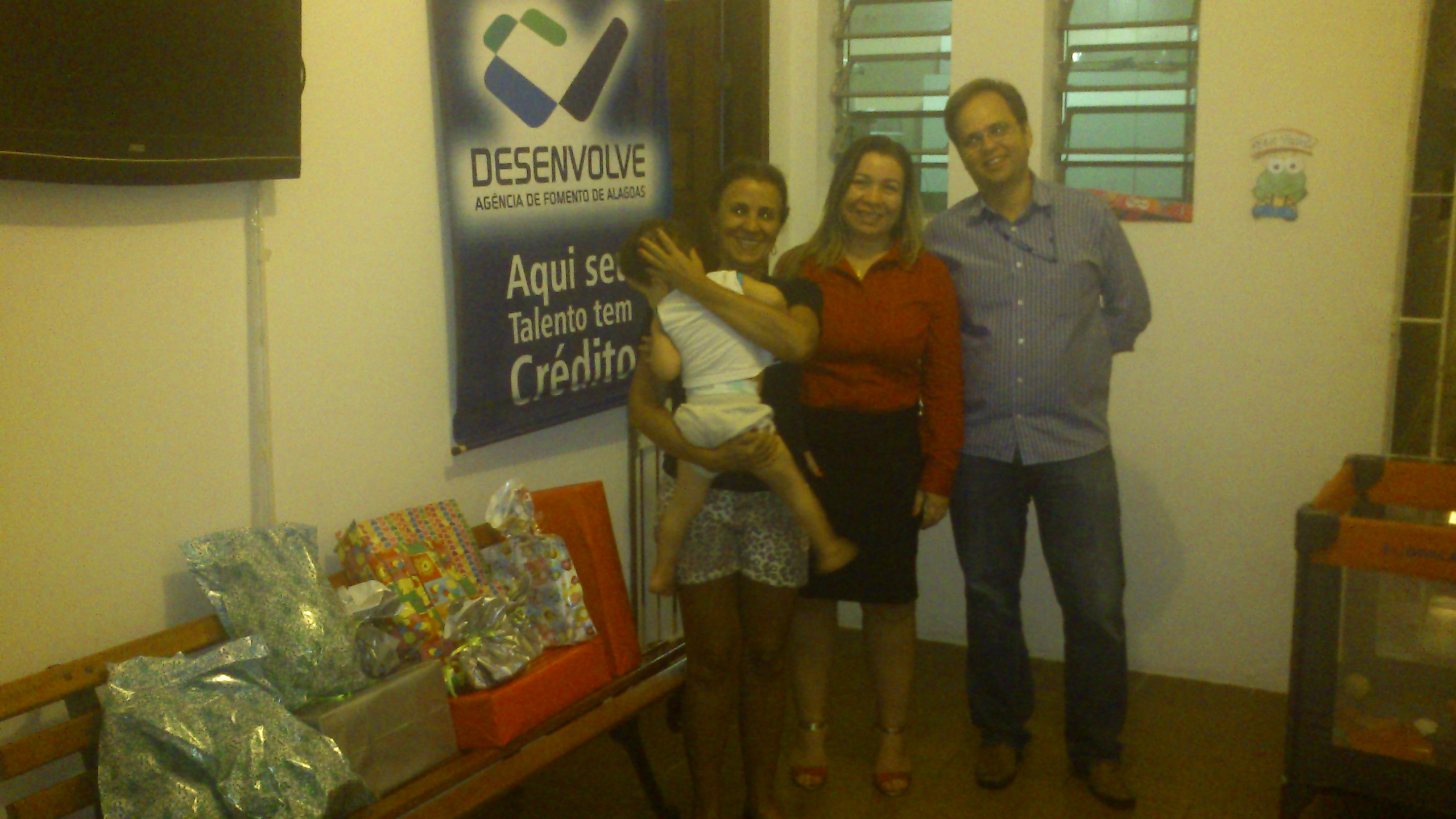 Colaboradores da Desenvolve doam brinquedos em homenagem ao Dia das Crianças