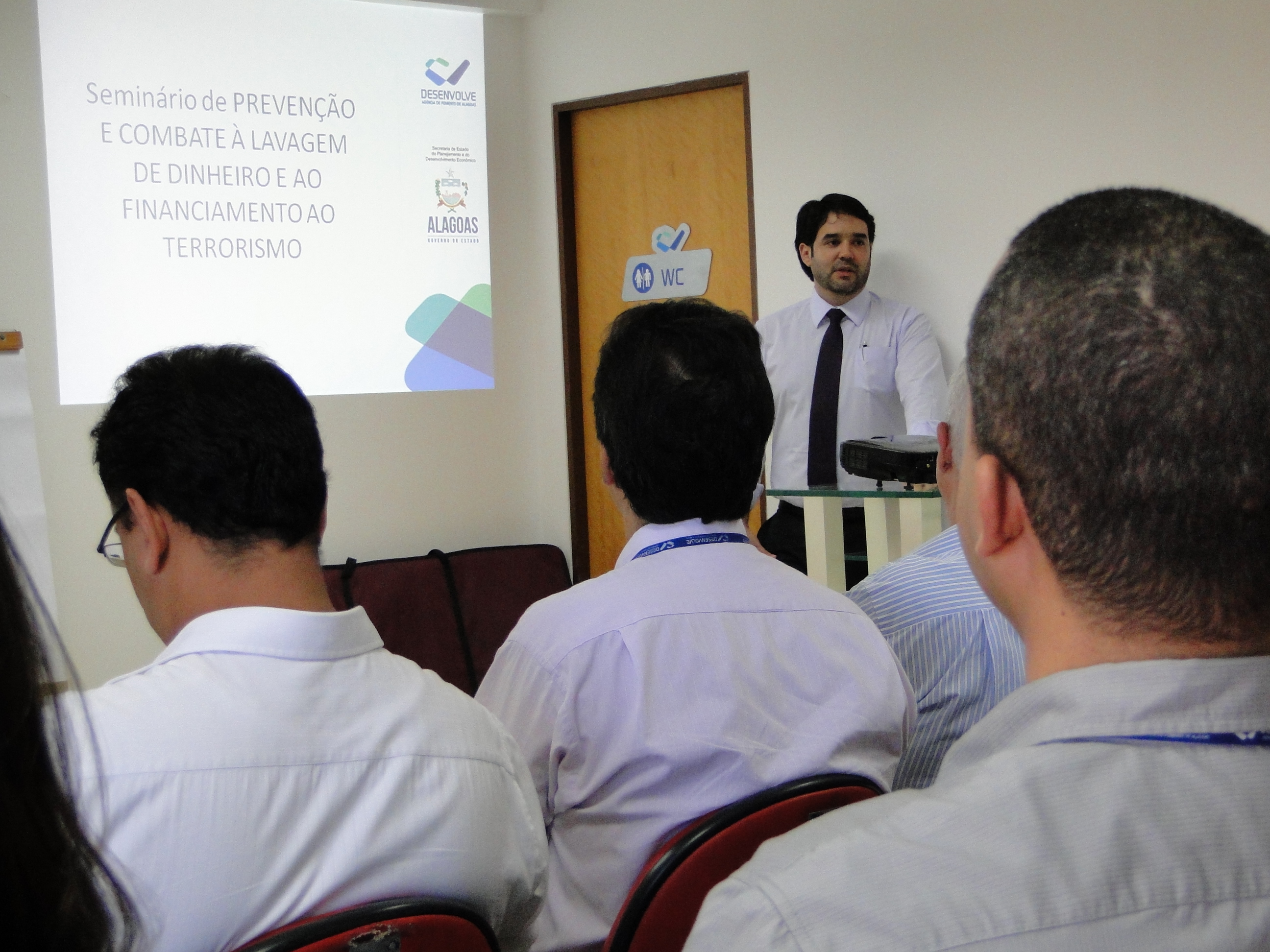 Desenvolve capacita em prevenção e combate à lavagem de dinheiro