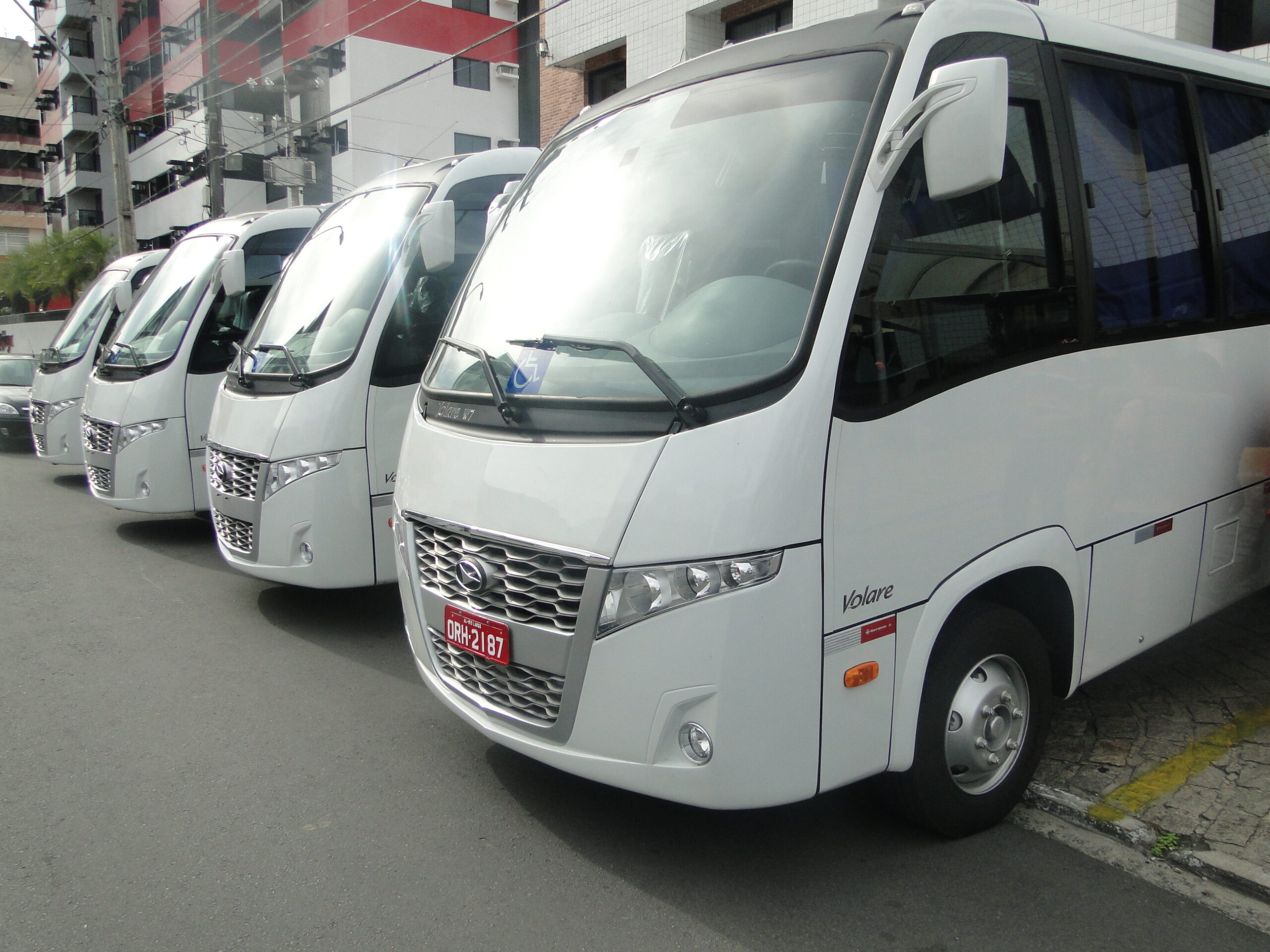 Desenvolve entrega seis micro ônibus a empreendedores