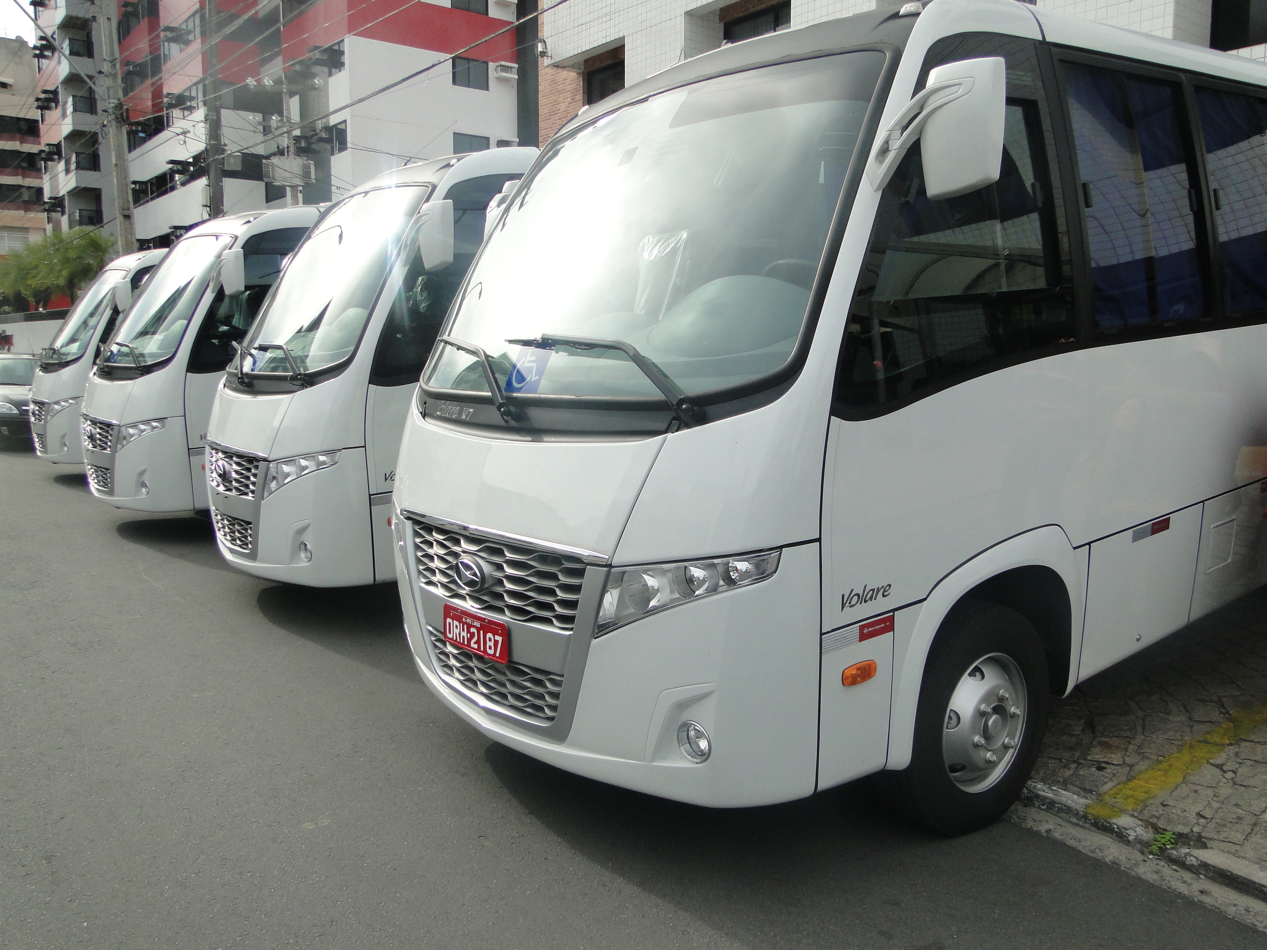 Desenvolve entrega seis micro ônibus a empreendedores